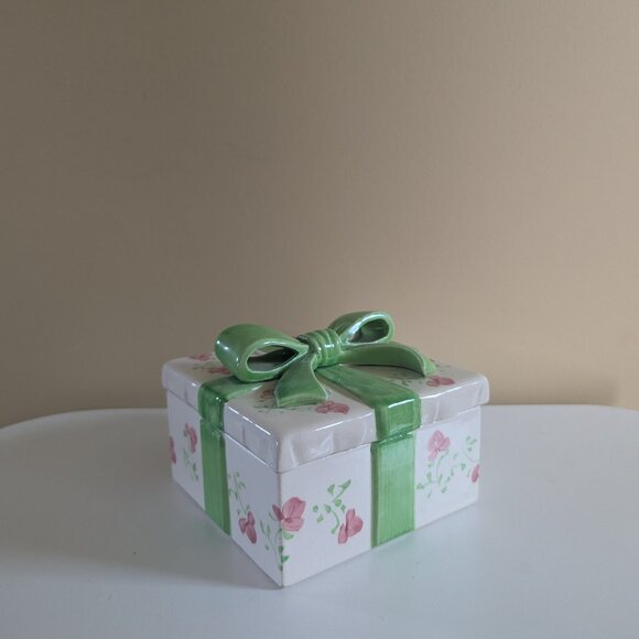 PRESENT BOW VINTAGE CERAMIC TRINKET BOX - Picture 1 of 3